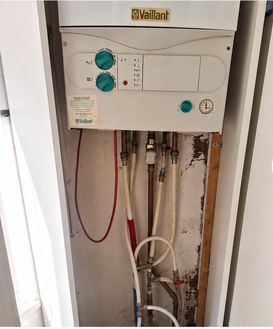 Avant — Remplacement et mise en service d’une chaudière Vaillant à Bruxelles